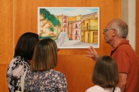 Gaetano Profeta illustra una sua opere ad alcune visitatrici della mostra